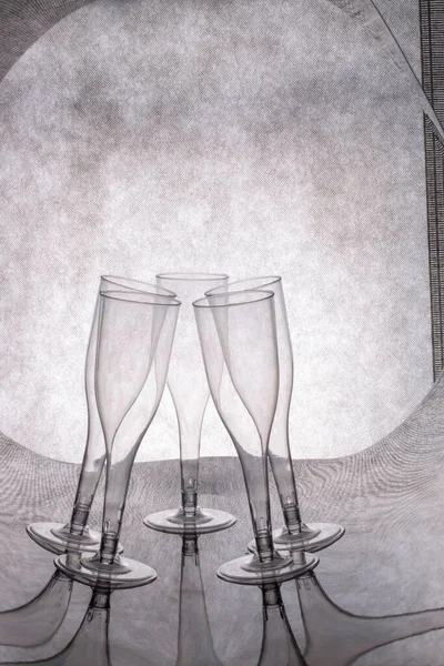 Nature Morte Abstraite Avec Des Lunettes Sur Une Surface Réfléchissante — Photo