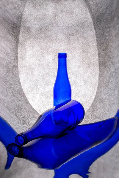反射面に青いボトルで静物画 — ストック写真