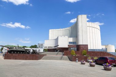 Belgorod, Rusya - 8 Temmuz 2021: Belgorod 'daki Müze-Diorama Yangın Yayı yakınlarında İkinci Dünya Savaşı döneminin savaş teknolojisi