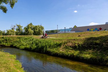 Belgorod, Rusya - 08 Temmuz 2021: Belgorod Merkezi 'nde Vezelka nehrinin kıyısında balıkçılar