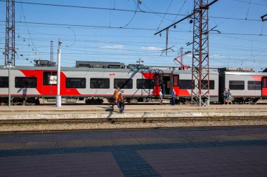 Belgorod, Rusya - 08 Temmuz 2021: Belgorod şehir istasyonunda yüksek hızlı yolcu trenine iniş