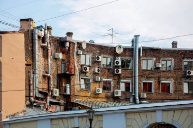 St. Petersburg, Rusya - 09 Temmuz 2021: St. Petersburg 'da eski bir evin duvarının manzarası.