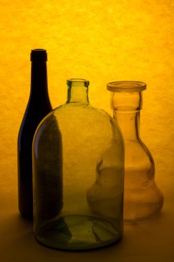 Sarı arka planda cam tabaklarla dolu bir hayat