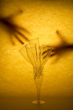 Şeffaf figürler ve siluetlerle dolu bir hayat.