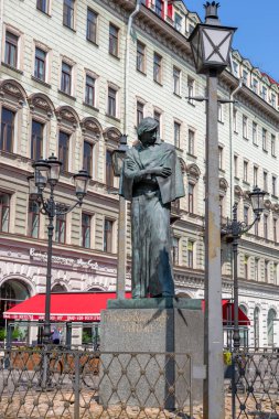 St. Petersburg, Rusya - 09 Temmuz 2021: Malaya Konyushennaya Caddesi üzerindeki St. Petersburg 'daki N.V. Gogol Anıtı