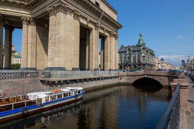 St. Petersburg, Rusya - 09 Temmuz 2021: St. Petersburg 'daki Kazan Katedrali' nin Griboyedov Kanalı 'nın dolgusu üzerine olan parçası