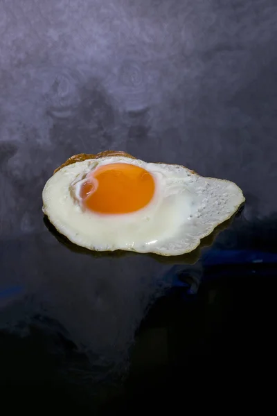 Stillleben Mit Gebratenem Rührei Auf Abstraktem Hintergrund — Stockfoto