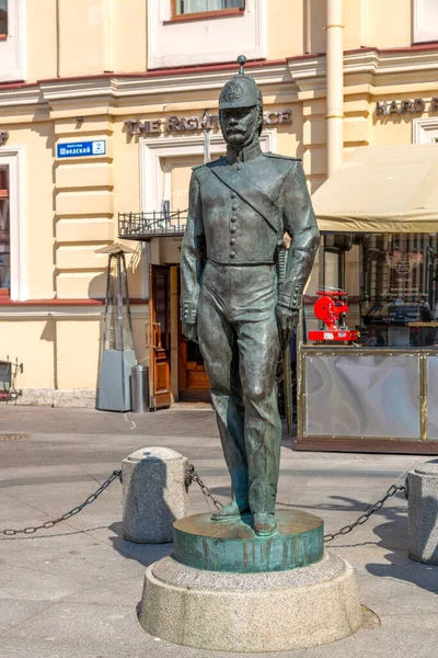 ロシアのサンクトペテルブルク 2021年7月9日 サンクトペテルブルクのマラヤ コンユシェナヤ ストリートの古代警察官への記念碑 — ストック写真