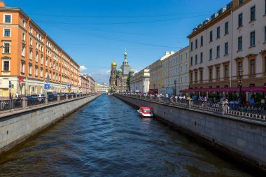 St. Petersburg, Rusya - 09 Temmuz 2021: St. Petersburg şehir merkezindeki Griboyedov Kanalı
