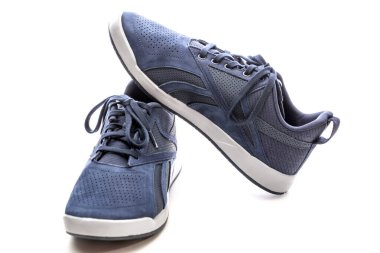 Beyaz arka planda mavi spor ayakkabıları.