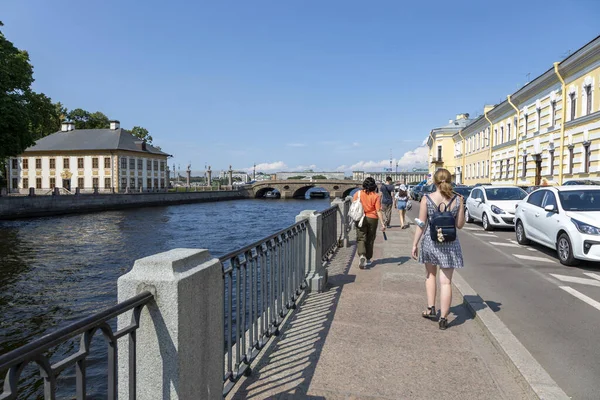 Petersburg Russia July 2021 Pedestrians Cars Fontanka River Embankment Petersburg — Stock Photo, Image
