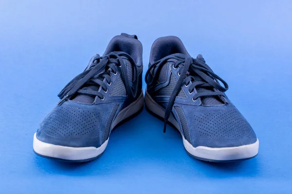 Zapatillas Deportivas Azules Para Hombre Sobre Fondo Azul — Foto de Stock