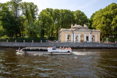 St. Petersburg, Rusya - 09 Temmuz 2021: St. Petersburg 'daki bir yaz bahçesinde Fontanka nehri boyunca yüzen bir tekne