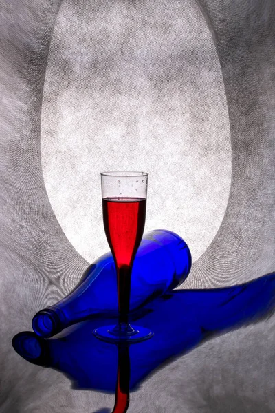 Natureza Morta Com Uma Garrafa Azul Copo Com Vinho Tinto — Fotografia de Stock
