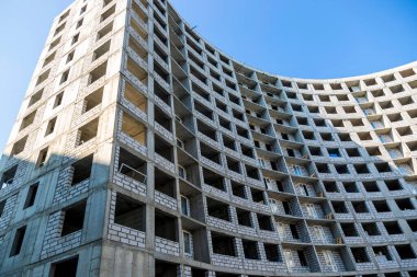 İnşaat halindeki çok katlı bir binanın cephesi