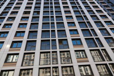 Saint Petersburg 'da çok katlı yeni bir bina.