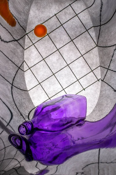 抽象的な紫色のガラス瓶とその反射と静物画 — ストック写真