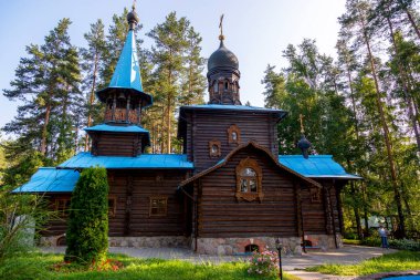 Sapyornoye, Rusya - 10 Temmuz 2021: Leningrad bölgesindeki Sapyornoye köyünde Tanrı 'nın Annesi Konevskaya Icon' un Tahta Tapınağı