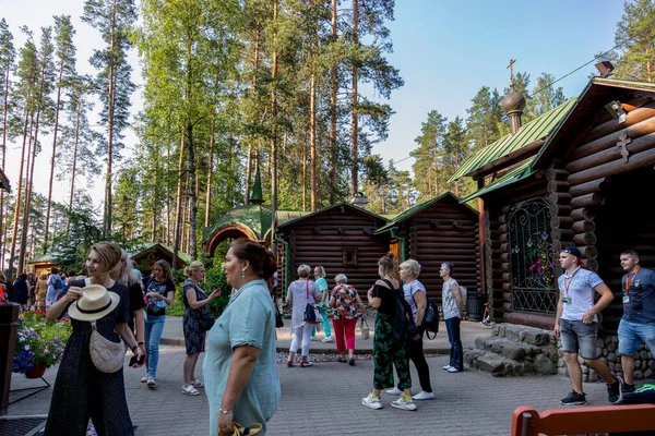Sapyornoye Rusland Juli 2021 Toeristen Binnenplaats Van Tempel Van Konevskaja — Stockfoto