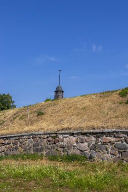 Priozersk, Rusya - 10 Temmuz 2021: Korela Kalesi 'nin 13 - 14 yüzyıllarda inşa edilen Priozersk, Leningrad bölgesindeki surları