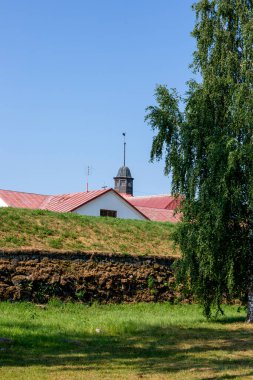 Priozersk, Rusya - 10 Temmuz 2021: Korela Kalesi 'nin 13 - 14 yüzyıllarda inşa edilen Priozersk, Leningrad bölgesindeki surları