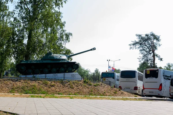 ロシア プリオゼルスク2021年7月10日 レニングラード地方のプリオゼルスク市にあるコレア要塞博物館前の台座の上にソ連重戦車Is — ストック写真