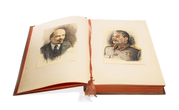 Открыть книгу с изображением Ленина и Сталина на белом фоне — стоковое фото