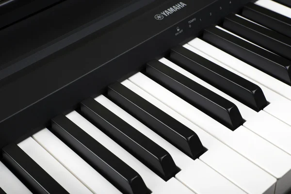 Фрагмент ряд електронних клавіатуру піаніно Yamaha — стокове фото