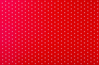 Kırmızı beyaz noktalı kağıt