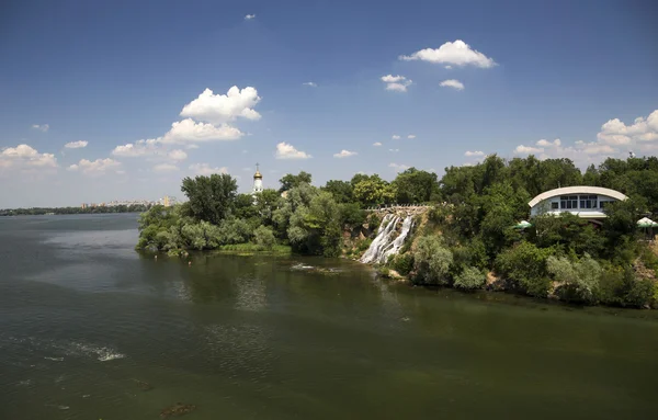 Weergave van het monastieke eiland in dnepropetrovsk stadspark — Stockfoto