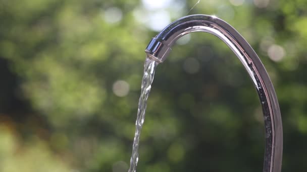 Wasser fließt aus dem Wasserhahn — Stockvideo