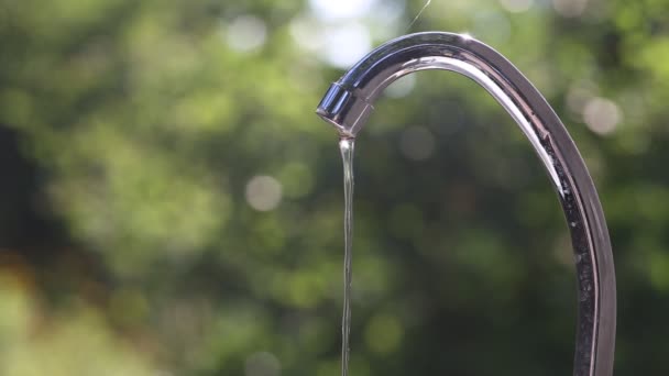 Water flows from the tap — Stock Video