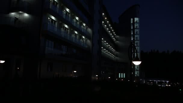 Drehen Abendlicht Gebäude — Stockvideo