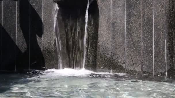 Détail d'une fontaine avec de l'eau coulant — Video