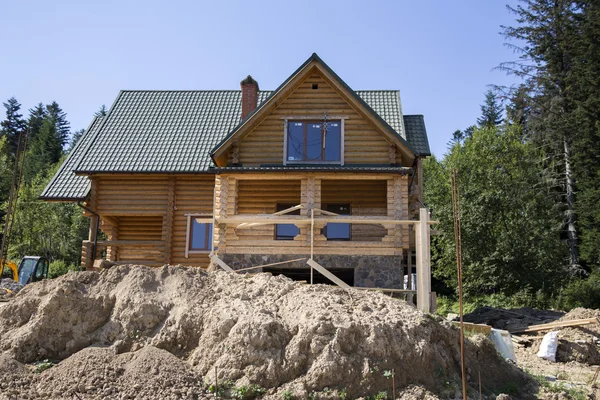 İnşaat orman alanında ahşap bir yazlık