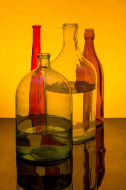 Sarı arka planda renkli camlarla dolu bir hayat