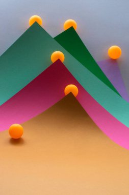 Soyut natürmort turuncu topları ve renkli kağıt