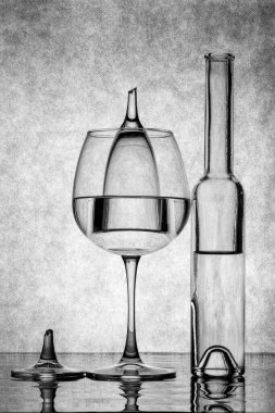 Siyah beyaz şişeler ve kırık bardaklarla dolu