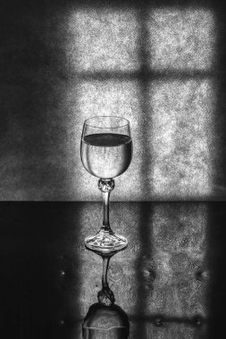 Pencerenin arka planında camla durgun bir hayat