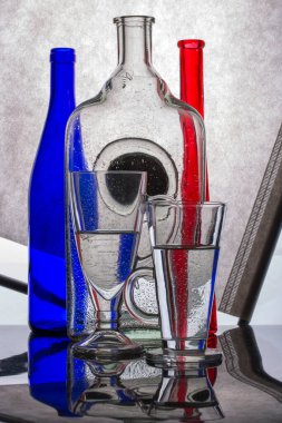 Cam şişeler ve şarap kadehleriyle dolu bir hayat