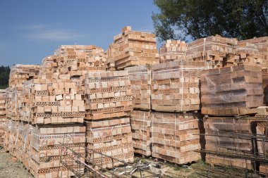 Açık havada dışarıda depolama paketleri kırmızı tuğla