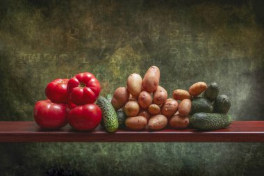 Taze domatesler, salatalıklar ve patateslerle dolu bir hayat