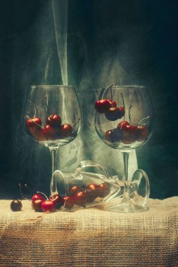 Büyük bardaklarda olgun kırmızı kirazlarla hayat