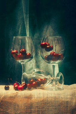 Büyük bardaklarda olgun kırmızı kirazlarla hayat