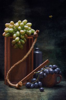 Üzümlü bir hayat, bir kutu ve siyah bir şişe