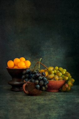 Olgun üzümler ve portakal toplarıyla dolu bir hayat