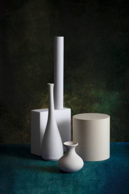 Beyaz vazolar ve beyaz figürlerle hayat