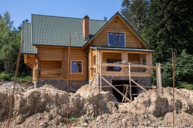 İnşaat orman alanında ahşap bir yazlık