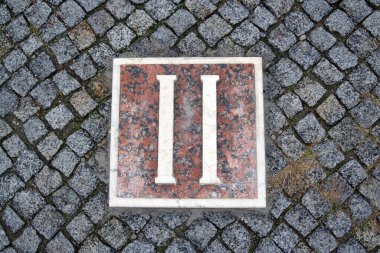 Taş bir yolun arka planına karşı Roma rakamı 2.