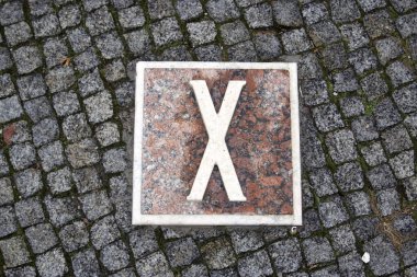 Roma rakamı 10 taş bir yolun zeminine karşı